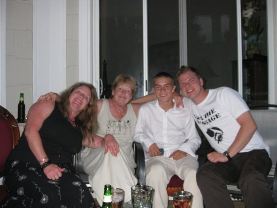 Das sind Laurie (49, meine Hostmum, sie ist nicht betrunken ;) ), Mimi (72, meine Hostgrandma), Paul (17, mein Hostbruder) und ich