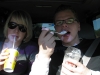 Autofahren und Eis essen